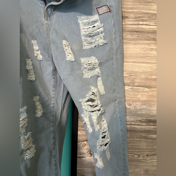 NWOT Pretty Little Thing Ripped Jean - Picture 3 of 4